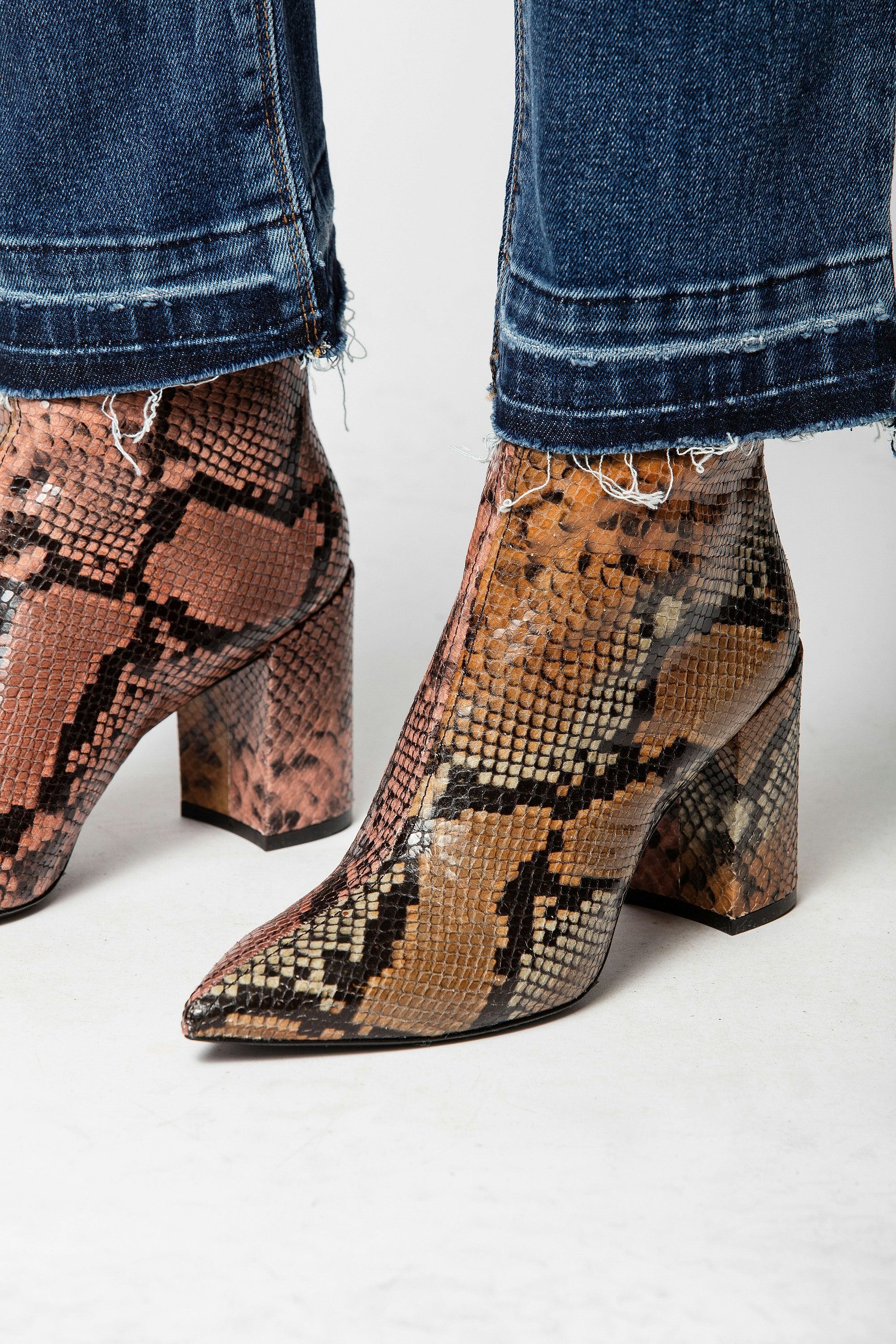 Botines Glimmer Wild - Botines de tacón de piel para mujer con estampado de serpiente.